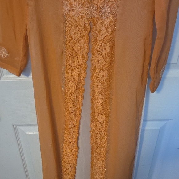 Vietnamese áo dài - Picture 2 of 5